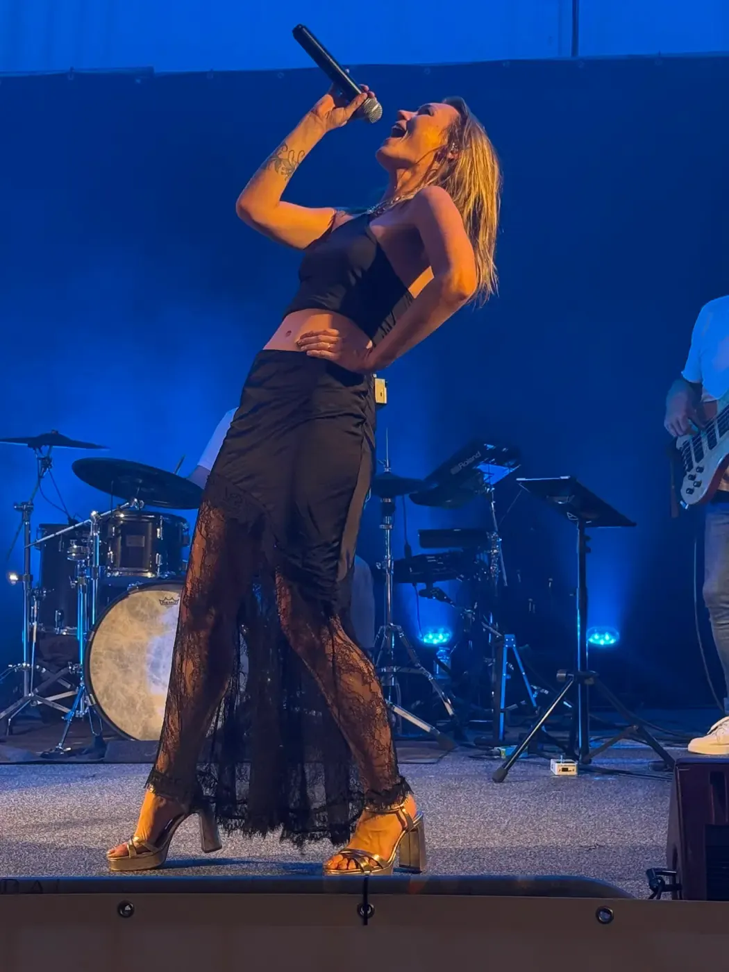 Amber V zingt live met band