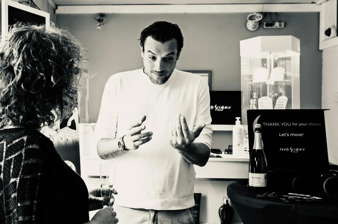 Dylan Vanholme in gesprek met een klant