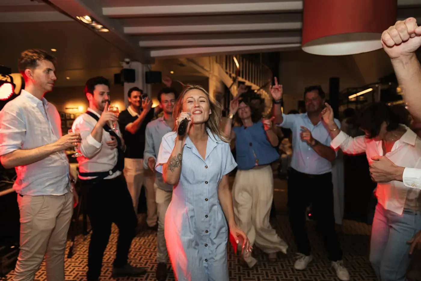 Dansend publiek op een bedrijfsfeest