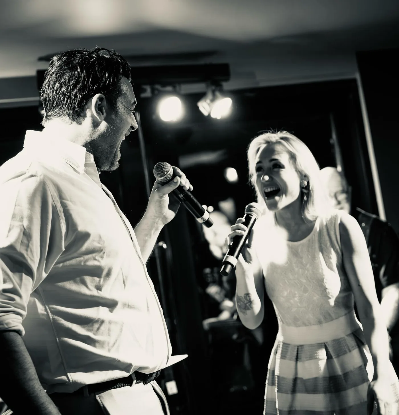 Piano Bar: zanger en zangeres in duet