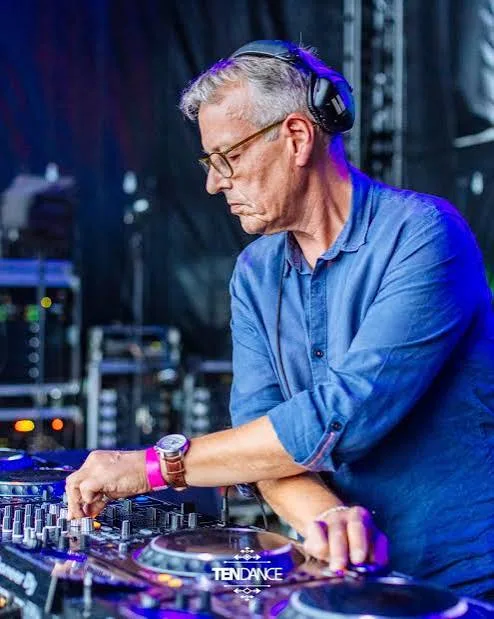 Serge Ramaekers achter de draaitafels