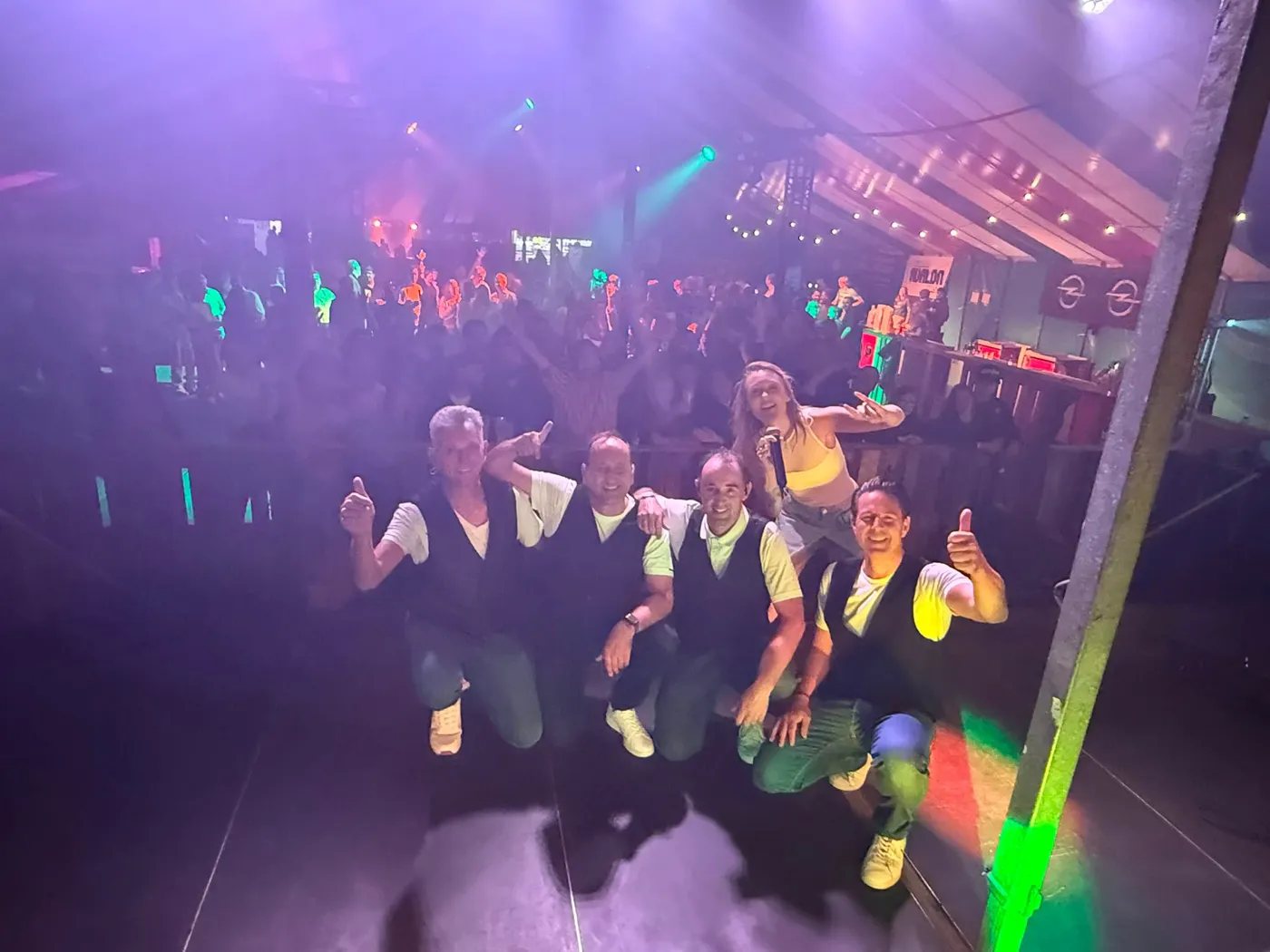The Gems met Amber en een vol tentpubliek